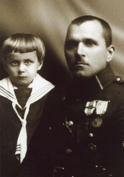 Weteran I Brygady Legionów Polskich oraz Wojska Polskiego sierż. Jan Gwoździewicz ze swoim synem Karolem Franciszkiem, późniejszym żołnierzem Armii Krajowej, a następnie działaczem NSZZ „Solidarność”. Fot. ze zbiorów Karola Gwoździewicza