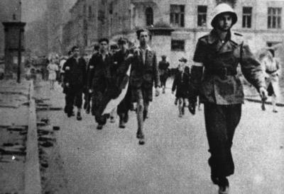 Grupa młodych powstańców (fot. AIPN)