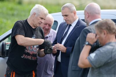 Briefing prasowy lubelskiego oddziału IPN zorganizowany w miejscu upamiętnienia „Lalusia” – 27 lipca 2020.  Fot. Powiat Świdnik