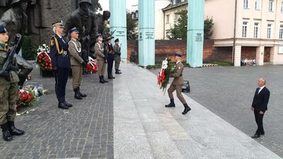 Prof. Krzysztof Szwagrzyk, wiceprezes IPN złożył kwiaty pod Pomnikiem Powstania Warszawskiego w Warszawie – 31 lipca 2020. Fot. ks. Tomasz Trzaska (IPN)
