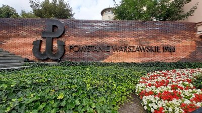 Prof. Krzysztof Szwagrzyk, wiceprezes IPN złożył kwiaty pod Pomnikiem Powstania Warszawskiego w Warszawie – 31 lipca 2020. Fot. ks. Tomasz Trzaska (IPN)