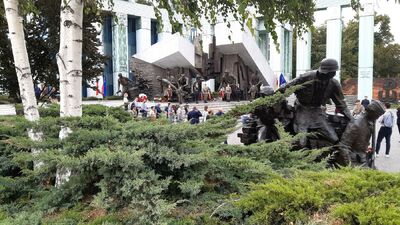 Prof. Krzysztof Szwagrzyk, wiceprezes IPN złożył kwiaty pod Pomnikiem Powstania Warszawskiego w Warszawie – 31 lipca 2020. Fot. ks. Tomasz Trzaska (IPN)