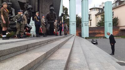 Prof. Krzysztof Szwagrzyk, wiceprezes IPN złożył kwiaty pod Pomnikiem Powstania Warszawskiego w Warszawie – 31 lipca 2020. Fot. ks. Tomasz Trzaska (IPN)