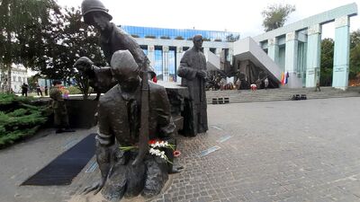 Prof. Krzysztof Szwagrzyk, wiceprezes IPN złożył kwiaty pod Pomnikiem Powstania Warszawskiego w Warszawie – 31 lipca 2020. Fot. ks. Tomasz Trzaska (IPN)