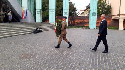 Prof. Krzysztof Szwagrzyk, wiceprezes IPN złożył kwiaty pod Pomnikiem Powstania Warszawskiego w Warszawie – 31 lipca 2020. Fot. ks. Tomasz Trzaska (IPN)