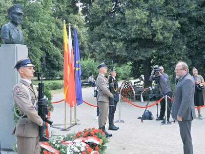 Kwiaty pod pomnikiem gen. Zbigniewa Ścibor–Rylskiego „Motyla” złożył dyrektor BUWiM Adam Siwek  – Warszawa, 1 sierpnia 2020. Fot. Mateusz Niegowski (IPN)