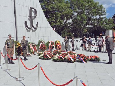 Uroczystości przed pomnikiem Polskiego Państwa Podziemnego i Armii Krajowej w Warszawie. Wieniec złożył dyrektor BUWiM Adam Siwek – 1 sierpnia 2020. Fot. Mateusz Niegowski (IPN)