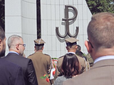 Uroczystości przed pomnikiem Polskiego Państwa Podziemnego i Armii Krajowej w Warszawie. Wieniec złożył dyrektor BUWiM Adam Siwek – 1 sierpnia 2020. Fot. Mateusz Niegowski (IPN)