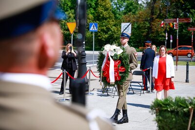 Kwiaty pod pomnikiem Stefana Roweckiego „Grota”, dowódcy Armii Krajowej, złożyła dyrektor Archiwum IPN Marzena Kruk. Fot. Sławek Kasper (IPN)