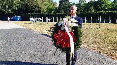 Na powązkowskiej „Łączce” kwiaty złożył prof. Krzysztof Szwagrzyk, wiceprezes IPN – 1 sierpnia 2020. Fot. ks. Tomasz Trzaska (IPN)