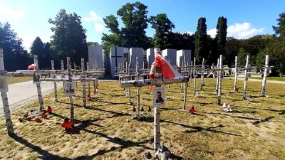 Na powązkowskiej „Łączce” kwiaty złożył prof. Krzysztof Szwagrzyk, wiceprezes IPN – 1 sierpnia 2020. Fot. ks. Tomasz Trzaska (IPN)