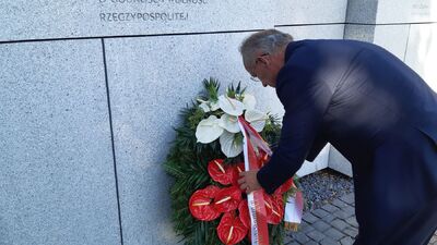 Na powązkowskiej „Łączce” kwiaty złożył prof. Krzysztof Szwagrzyk, wiceprezes IPN – 1 sierpnia 2020. Fot. ks. Tomasz Trzaska (IPN)