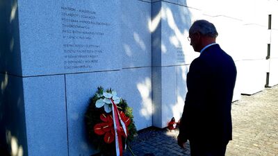 Na powązkowskiej „Łączce” kwiaty złożył prof. Krzysztof Szwagrzyk, wiceprezes IPN – 1 sierpnia 2020. Fot. ks. Tomasz Trzaska (IPN)