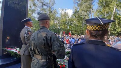 Prof. Krzysztof Szwagrzyk, wiceprezes IPN oddał hołd Powstańcom pod Pomnikiem Gloria Victis na Powązkach – 1 sierpnia 2020. Fot. ks. Tomasz Trzaska (IPN)