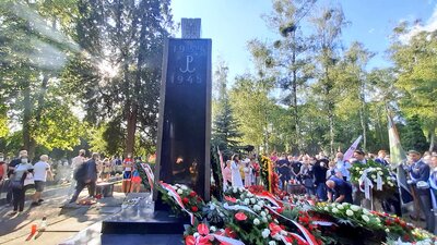 Prof. Krzysztof Szwagrzyk, wiceprezes IPN oddał hołd Powstańcom pod Pomnikiem Gloria Victis na Powązkach – 1 sierpnia 2020. Fot. ks. Tomasz Trzaska (IPN)