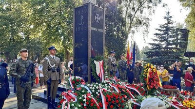 Prof. Krzysztof Szwagrzyk, wiceprezes IPN oddał hołd Powstańcom pod Pomnikiem Gloria Victis na Powązkach – 1 sierpnia 2020. Fot. ks. Tomasz Trzaska (IPN)