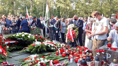 Prof. Krzysztof Szwagrzyk, wiceprezes IPN oddał hołd Powstańcom pod Pomnikiem Gloria Victis na Powązkach – 1 sierpnia 2020. Fot. ks. Tomasz Trzaska (IPN)