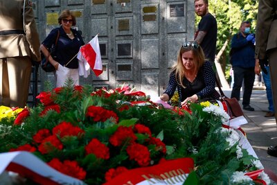 Joanna Pobocha-Górkiewicz, zast. dyr. Biura Prezesa i Komunikacji Społecznej IPN złożyła kwiaty na grobie gen. Chruściela „Montera” na Powązkach – 1 sierpnia 2020. Fot. Sławek Kasper (IPN)