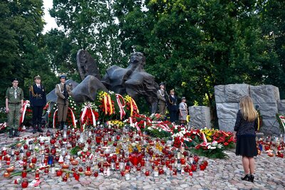 Joanna Pobocha-Górkiewicz, zast. dyr. Biura Prezesa i Komunikacji Społecznej IPN złożyła kwiaty przed pomnikiem „Polegli - Niepokonani” na Cmentarzu Powstańców Warszawy na Woli – 1 sierpnia 2020. Fot. Sławek Kasper (IPN)