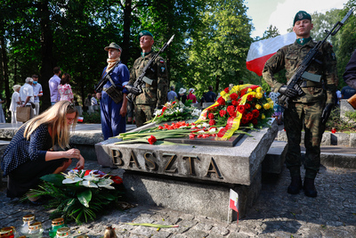 Joanna Pobocha-Górkiewicz, zast. dyr. Biura Prezesa i Komunikacji Społecznej IPN złożyła kwiaty na mogiłach w kwaterze Pułku Baszta na Powązkach – 1 sierpnia 2020. Fot. Sławek Kasper (IPN)