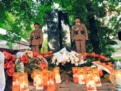 Uroczystości przed Pomnikiem Cichociemnych Spadochroniarzy AK – 1 sierpnia 2020. Fot. Mateusz Niegowski (IPN)