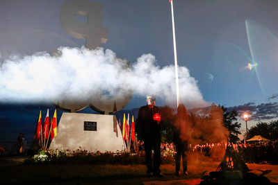 Na Kopcu Powstania Warszawskiego na stołecznym Czerniakowie złożono kwiaty oraz rozpalono Ognisko Pamięci – 1 sierpnia 2020. Fot. Sławek Kasper (IPN)