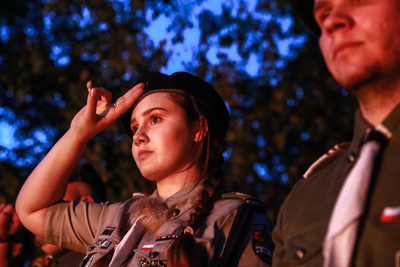 Na Kopcu Powstania Warszawskiego na stołecznym Czerniakowie złożono kwiaty oraz rozpalono Ognisko Pamięci – 1 sierpnia 2020. Fot. Sławek Kasper (IPN)