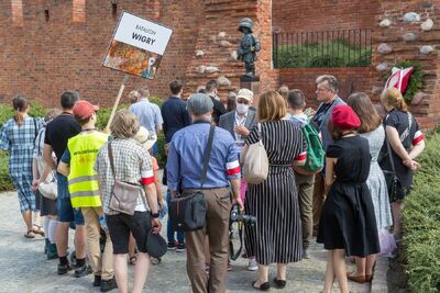 Patrole uczestników Zjazdu Dużych Rodzin chodziły śladami zbrojnych działań pod szyldami powstańczych batalionów. Fot. Paweł Kula