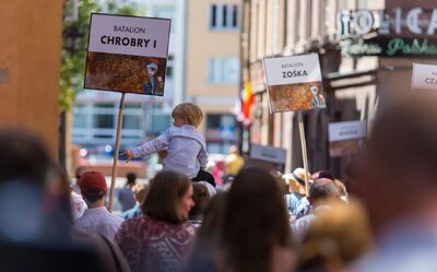 Patrole uczestników Zjazdu Dużych Rodzin chodziły śladami zbrojnych działań pod szyldami powstańczych batalionów. Fot. Paweł Kula