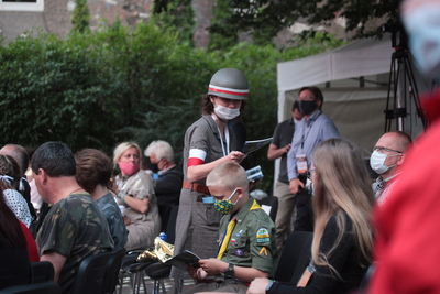 Przed Mszą św. dziedzińcu Hotelu Gromada Centrum, przy placu Powstańców Warszawy. Fot. Piotr Życieński (IPN)