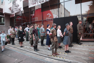 Przed Mszą św. dziedzińcu Hotelu Gromada Centrum, przy placu Powstańców Warszawy. Fot. Piotr Życieński (IPN)