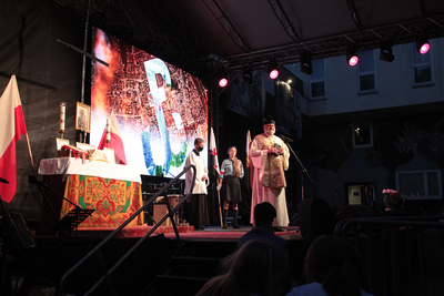 Mszę św. w rycie nadzwyczajnym (trydenckim), odprawił o. Krzysztof Stępkowski. Fot. Piotr Życieński (IPN)