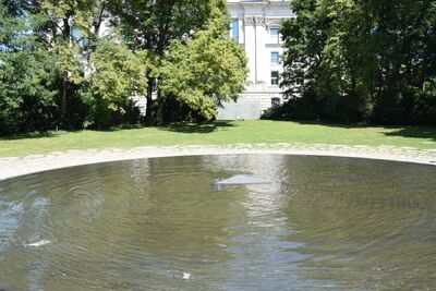 Pomnik ku czci pomordowanych Sinti i Romów w Berlinie (fot. Maciej Foks)