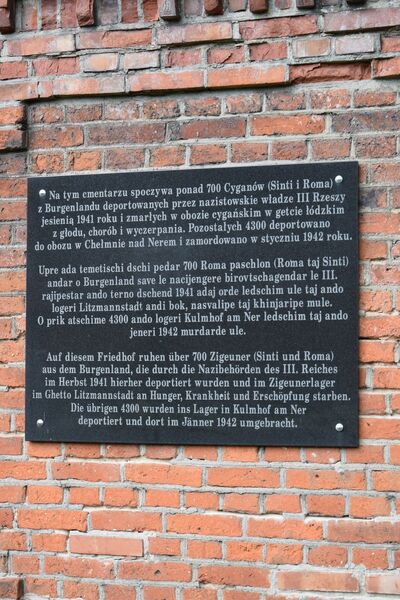 Tablica na cmentarzu żydowskim w Łodzi, gdzie spoczywają ofiary Zigeunerlager w Litzmannstadt Ghetto (fot. Maciej Foks)