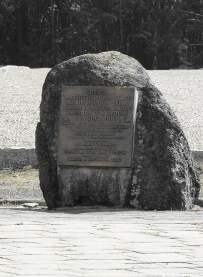 Upamiętnienie na terenie Lasu Rzuchowskiego, gdzie znajdują się zbiorowe mogiły ofiar ośrodka zagłady Kulmhof (fot. Maciej Foks)