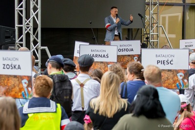 Rozesłanie patroli biorących udział w grze miejskiej. Wstęp historyczny wygłosił Paweł Błażewicz z Biura Prezesa IPN. Fot. Paweł Kula