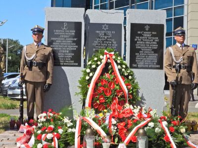 5 sierpnia , Warszawa – Joanna Piskorz, zastępca dyrektora BUWiM, złożyła kwiaty pod pomnikiem upamiętniającym zdobycie przez Batalion „Zośka” obozu „Gęsiówka”. Fot. Mateusz Niegowski (IPN)