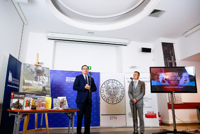 Konferencja prasowana temat działań IPN w związku z 100. rocznicą Bitwy Warszawskiej. Dr Jarosław Szarek, prezes Instytutu Pamięci Narodowej oraz prowadzący konferencję dr Paweł Błażewicz – 11 sierpnia 2020. Fot. Sławek Kasper (IPN)