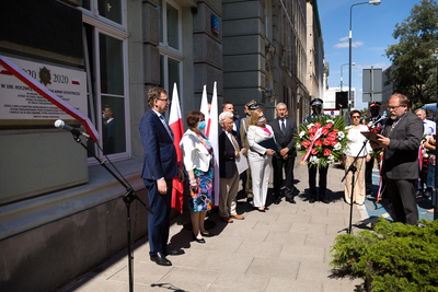 Odsłonięcie tablicy poświęconej Armii Ochotniczej 1920 r. na budynku Warszawskiego Domu Technika – 12 sierpnia 2020. Fot. Sławek Kasper (IPN)