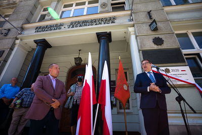 Odsłonięcie tablicy poświęconej Armii Ochotniczej 1920 r. na budynku Warszawskiego Domu Technika – 12 sierpnia 2020. Fot. Sławek Kasper (IPN)