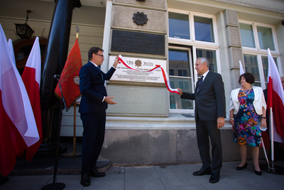 Odsłonięcie tablicy poświęconej Armii Ochotniczej 1920 r. na budynku Warszawskiego Domu Technika – 12 sierpnia 2020. Fot. Sławek Kasper (IPN)