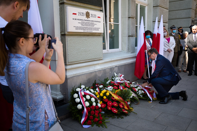 Odsłonięcie tablicy poświęconej Armii Ochotniczej 1920 r. na budynku Warszawskiego Domu Technika – 12 sierpnia 2020. Fot. Sławek Kasper (IPN)