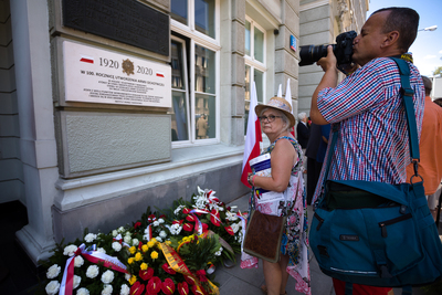 Odsłonięcie tablicy poświęconej Armii Ochotniczej 1920 r. na budynku Warszawskiego Domu Technika – 12 sierpnia 2020. Fot. Sławek Kasper (IPN)