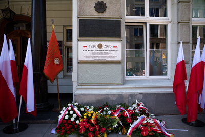 Odsłonięcie tablicy poświęconej Armii Ochotniczej 1920 r. na budynku Warszawskiego Domu Technika – 12 sierpnia 2020. Fot. Sławek Kasper (IPN)