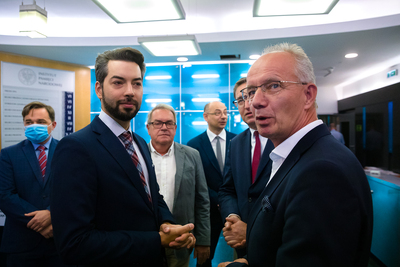 Odsłonięcie tablicy upamiętniającej Janusza Kurtykę w nowej siedzibie IPN – 13 sierpnia 2020. Fot. Sławek Kasper