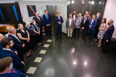 Odsłonięcie tablicy upamiętniającej Janusza Kurtykę w nowej siedzibie IPN – 13 sierpnia 2020. Fot. Sławek Kasper