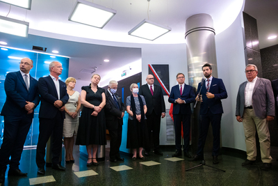 Odsłonięcie tablicy upamiętniającej Janusza Kurtykę w nowej siedzibie IPN – 13 sierpnia 2020. Fot. Sławek Kasper