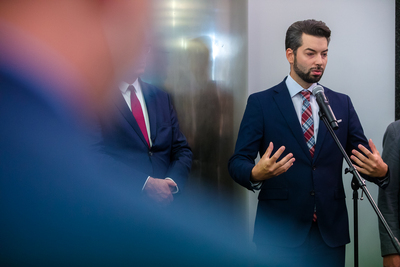 Odsłonięcie tablicy upamiętniającej Janusza Kurtykę w nowej siedzibie IPN – 13 sierpnia 2020. Fot. Sławek Kasper