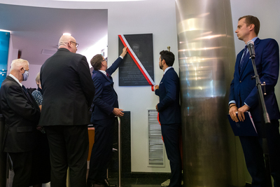 Odsłonięcie tablicy upamiętniającej Janusza Kurtykę w nowej siedzibie IPN – 13 sierpnia 2020. Fot. Sławek Kasper