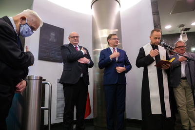 Odsłonięcie tablicy upamiętniającej Janusza Kurtykę w nowej siedzibie IPN – 13 sierpnia 2020. Fot. Sławek Kasper